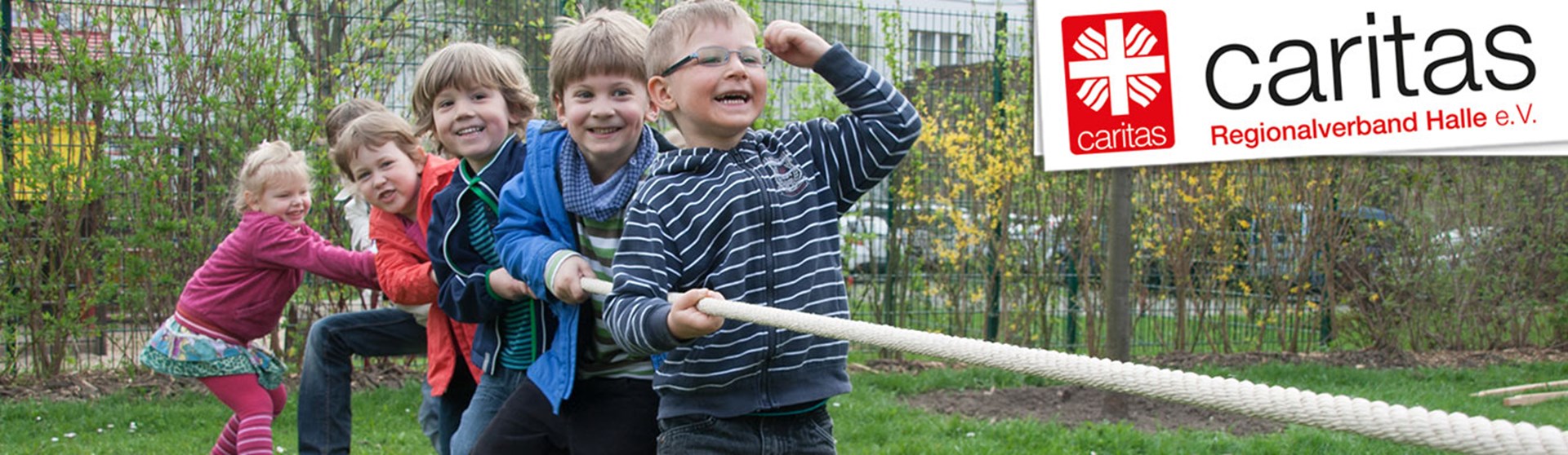 fünf Kinder beim Tauziehen
