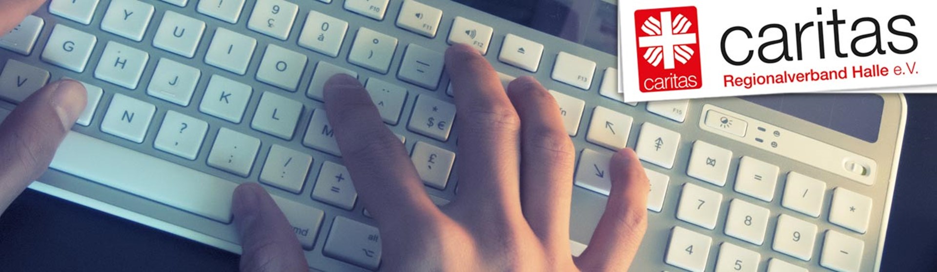 Hände benutzen eine Computertastatur