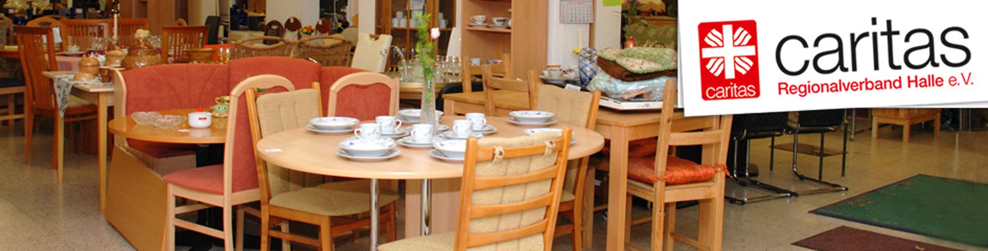 festlich gedeckter Tisch im Sozialkaufhaus
