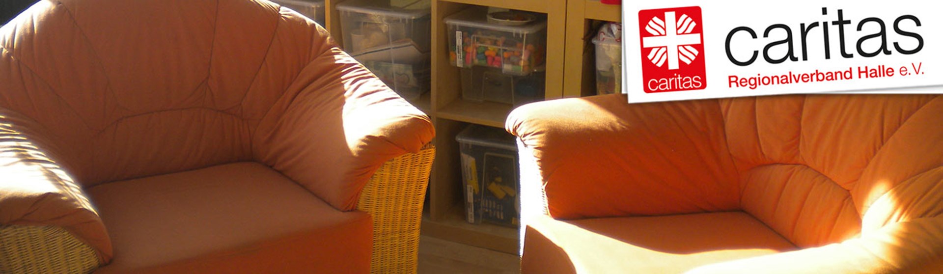 Beratungsecke mit Sofa und uns Sessel in Gelborangetönen