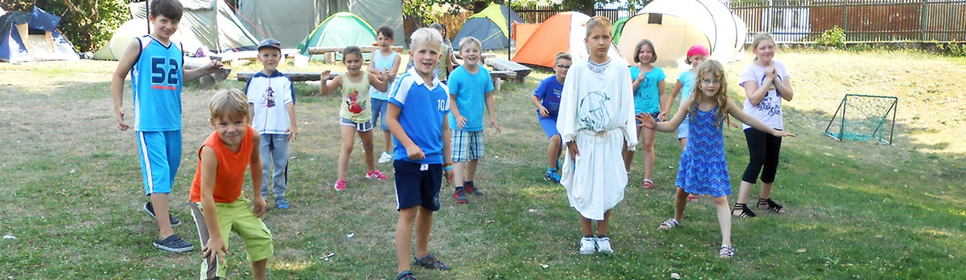 eine Kindergruppe im Sommercamp des Jugendclub Dölzig spielt
