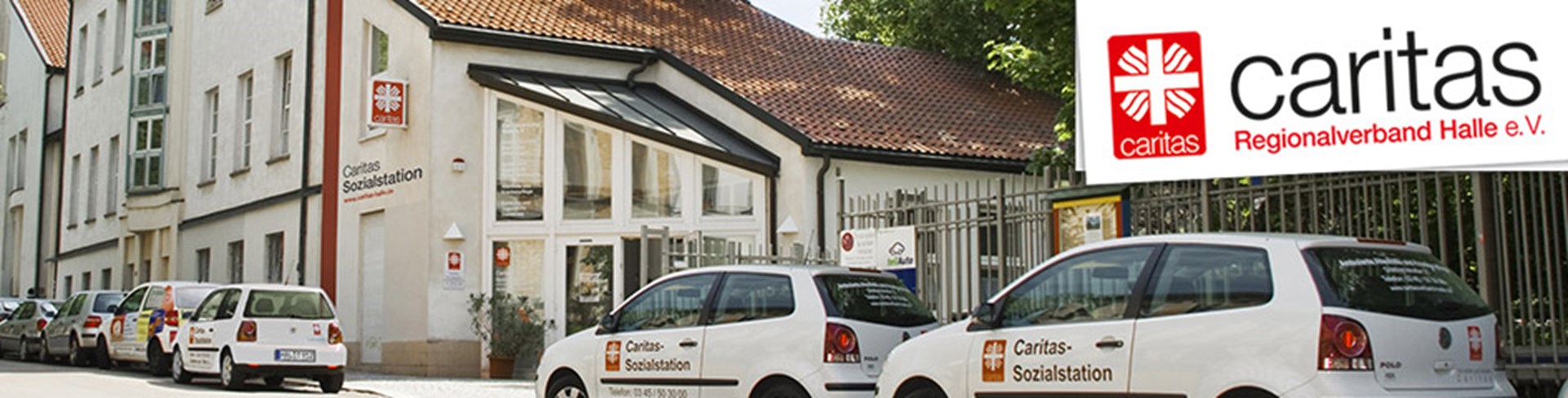 Die Autos der Caritas-Sozialstation Halle vor dem Haus in der Gütchenstraße 21