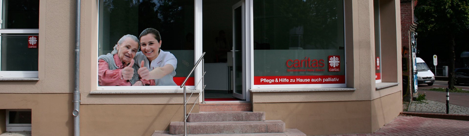 offene Eingangstür zur Caritas Sozialstation St. Franziskus in der Huttenstraße